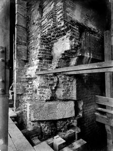 835521 Afbeelding van het voor de restauratie nodig gebleken ankerblok in de oostelijke pijler van het grote venster in ...